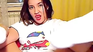 Сексуальная телочка Bushy эротично дрочит пизду