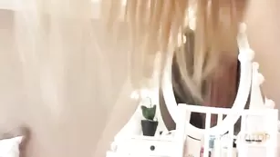 Изумительная малышка Stratosphera мастурбирует секс игрушками