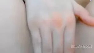 Озорная сучка Lunaa нежно мастурбирует пизду