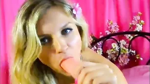 Жопастенькая девка BettyY балуется с самотыком