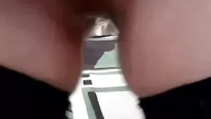 Смазливая цыпочка xkristinax ласкает половые губки