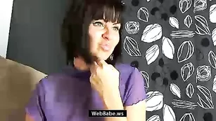 Черноволосая стерва NastySlaveSlut дрочит бритую вагину