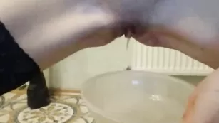 karrry писает в тарелку дождём