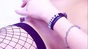 Желанная модель LustySonya изящно мастурбирует на диване