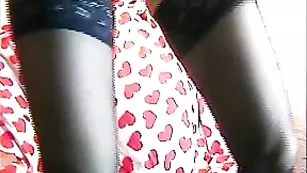 Грудастая женщина Posh Eva трахает пилотку самотыком