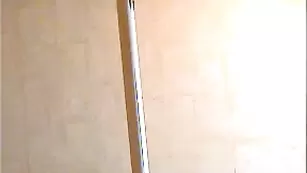 Грудастая женщина Posh Eva трахает пилотку самотыком