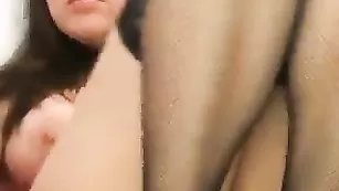 Аппетитная брюнетка kassiex ласкает бритую пизду