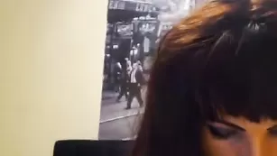 Взрослая брюнетка EmmaMia танцует стриптиз