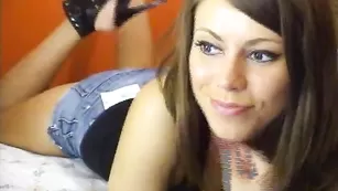 Роскошная девка LilHoney1 позирует в нижнем белье