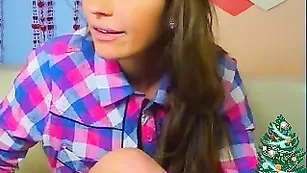 Сладенькая Rachel возбуждает своим телом и массажем пизды