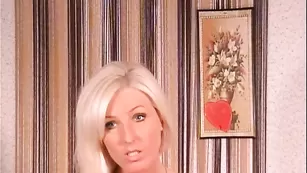 Роскошная сучка Tola страстно дрочит влагалище