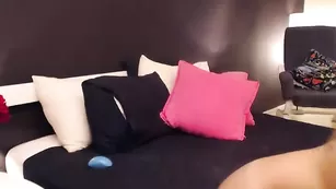 Прелестная чертовка Tiffany Jade трахает себя пальчиками