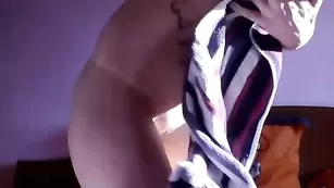 Импозантная шлюха Arwyn шалит со страпоном