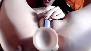 Импозантная шлюха Arwyn шалит со страпоном