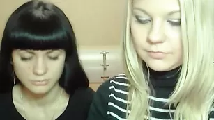 Swetystars - брюнетка и блондинка показали письки