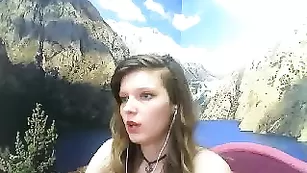 Virane шлюшка ласкается на диване