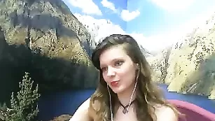 Virane шлюшка ласкается на диване