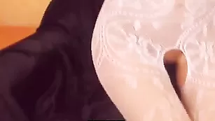 Обворожительная пассия Amora ласкает бритые дырочки