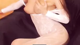 Обворожительная пассия Amora ласкает бритые дырочки