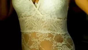 Missglamor показывает свою грудь на камеру