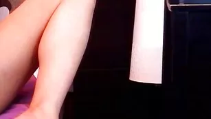 Порочная шмара FireNight22 нежно теребит киску