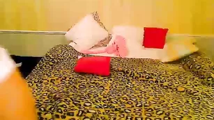 Молодая красавица Bushy балует себя оральными ласками