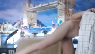 Милая сучка karenstrip соблазняет большой жопой