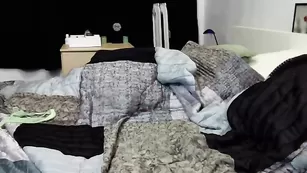 Сексапильная дамочка April Riley теребит вагину рукой