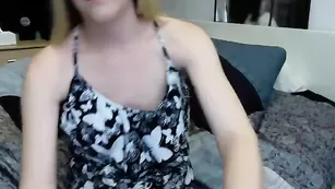 Сексапильная дамочка April Riley теребит вагину рукой