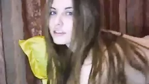 Сексуальная шатенка Seliya обалденно ласкает киску