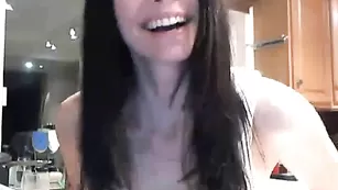 Грудастая красотка Taisa дрочит бритую пизду