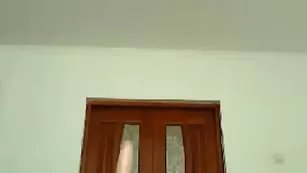 Высокая девка heathy проказничает с самотыком