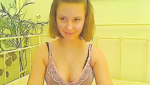 Миленькая леди CarolineCruz мастурбирует сочную киску