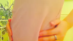 Миленькая леди CarolineCruz мастурбирует сочную киску