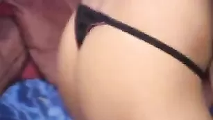 Смазливая барышня Beatrice Princees раздевается и теребит пизду