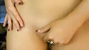 Страстная малая amiasexy трахнула обе дырочки