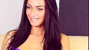 Жаркая брюнеточка Kristine страстно дрочит киску