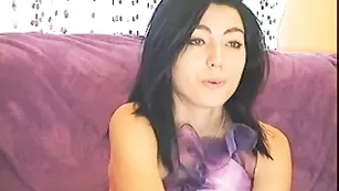 Темноволосая сучка SAILLY болтает с поклонниками