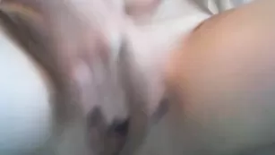 Худенькая блонда Millennium777 нежно мастурбирует пизду