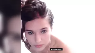 Потаскушка на высоких каблуках Kym Love теребит пизду фаллосом