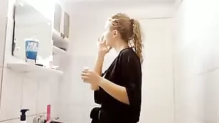 Кудрявая блонда 4xxxlady раздевается на камеру