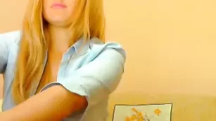 Сексуальная блондинка sirena14sex показывает груди