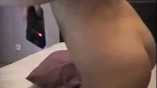 sandracole прикрывая пышную грудь