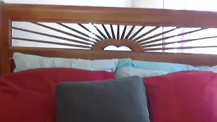 Горячая брюнетка Carisa ласкает бритую пизду