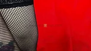 Красотка в чулочках BustyEleonoraBB эротично раздевается