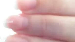 Строптивая путана hottlipsbaby дрочит киску и кончает