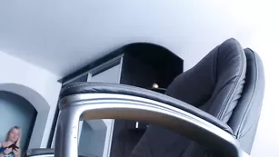 bantikboy развлекается с игрушкой