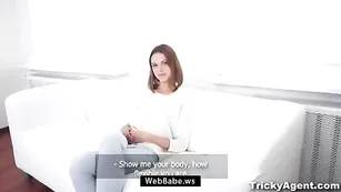 Загорелая гимнастка трахается в пизду в красивых позах