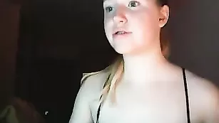 Озорная толстушка Yummy_Bubble балуется со страпоном