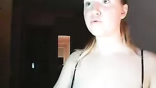 Озорная толстушка Yummy_Bubble балуется со страпоном